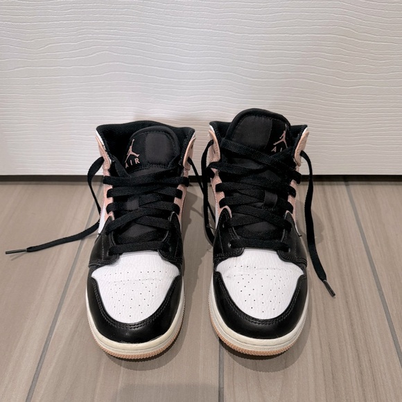 Youth Sz. 4.5 Air Jordan 1 mid